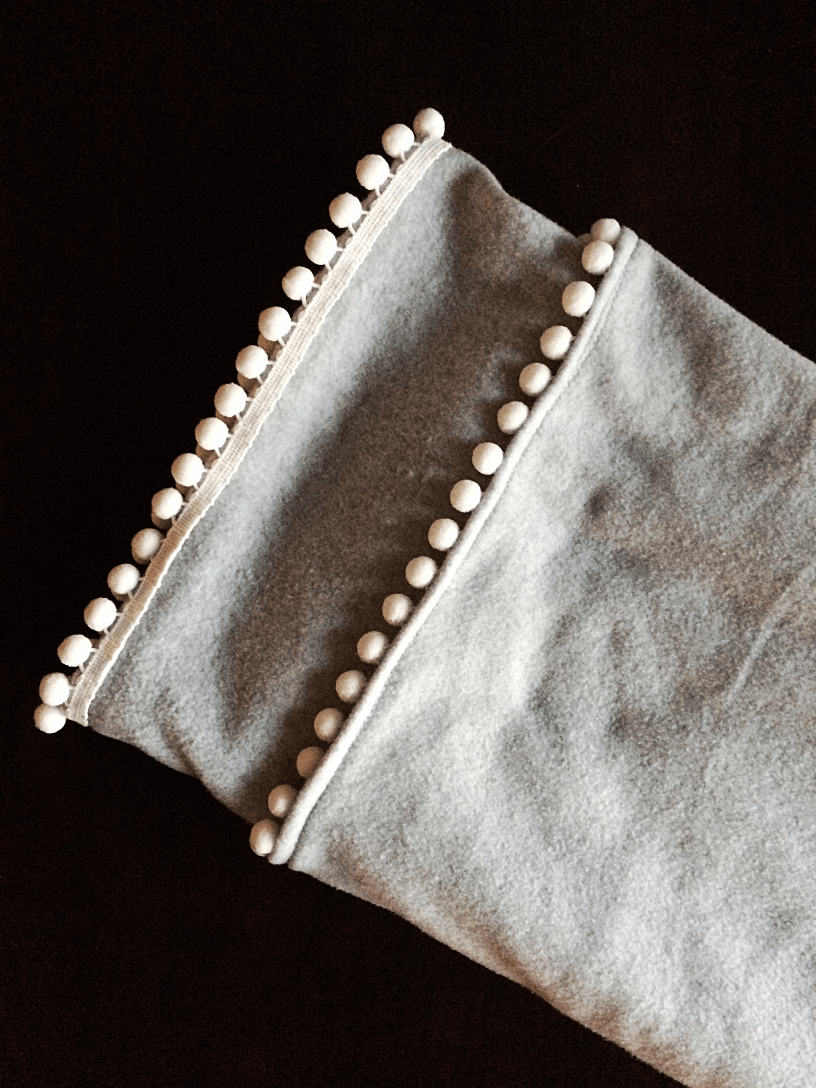 DIY Pom Pom Blanket by Bunny Baubles 1