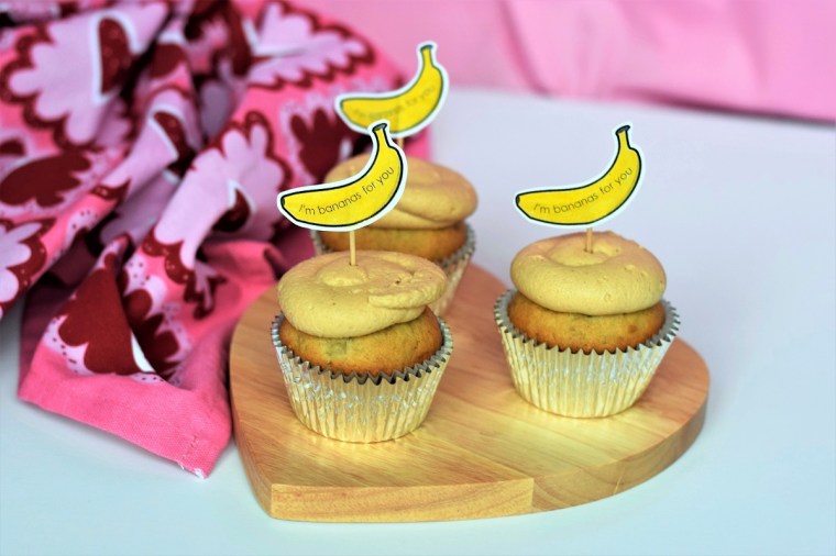 banana-cupcakes-with-peanut-butter-cream-cheese-frosting-by-bunny-baubles-blog-1