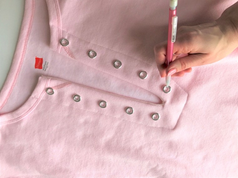 diy-lace-up-sweatshirt-by-bunny-baubles-8